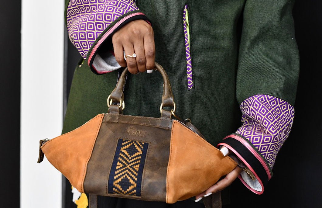 Venta Petite Leather Shoulder Bag in Handbags | ZAAFCollection.com